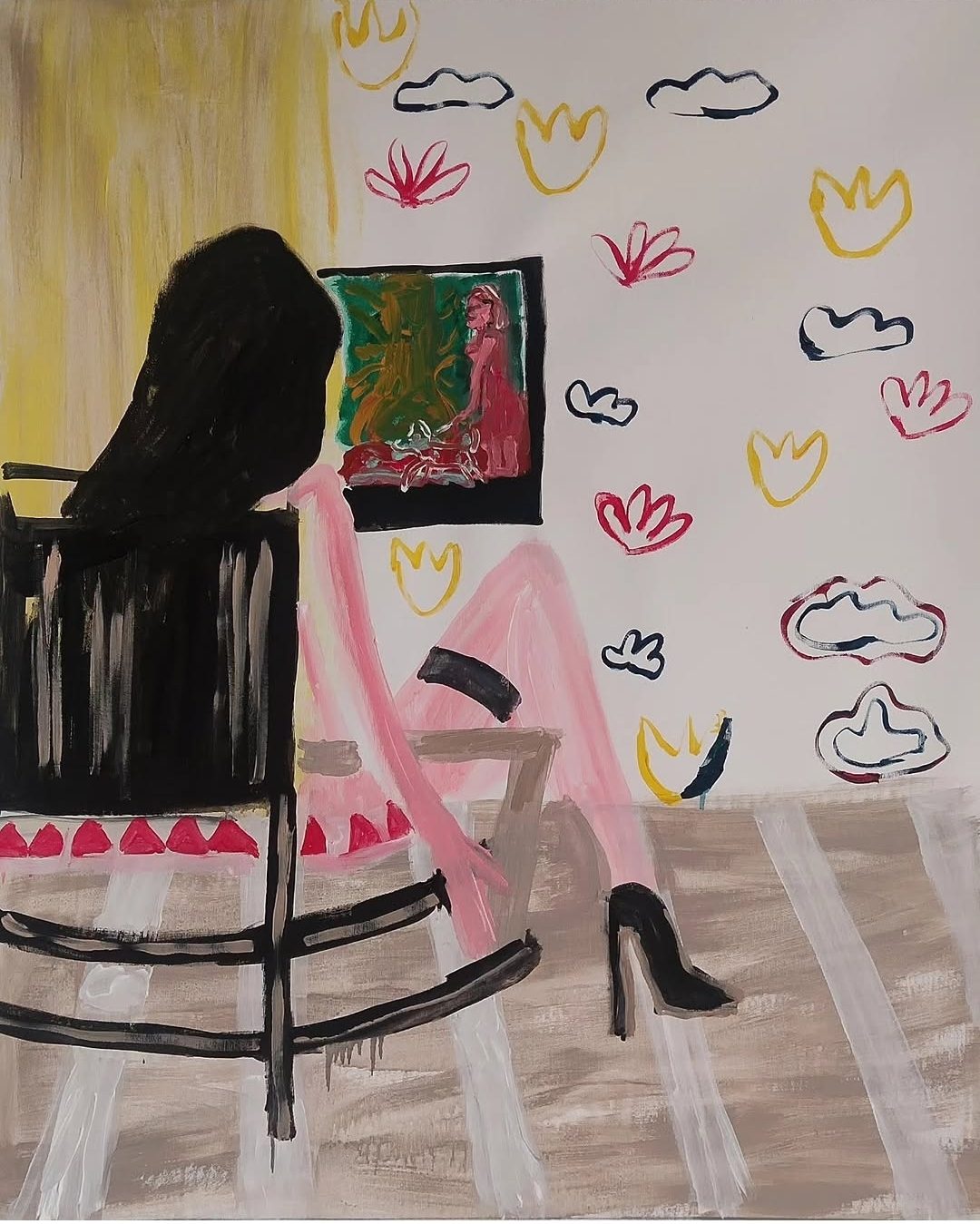 Femme aux longs cheveux noirs assise dans un rocking-chair face à un tableau, sur un papier peint fleuri. Peinture de Delphine Perlstein.