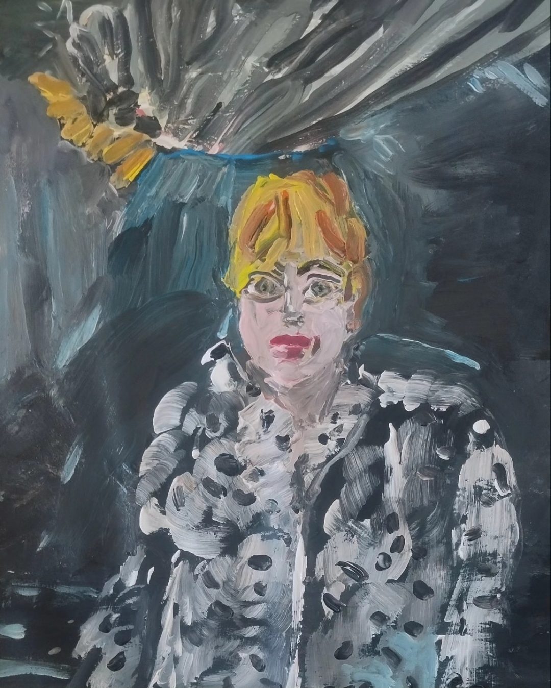 Figure en manteau tacheté et coiffe dorée, sur un fond gris-bleu traversé de rayons. Peinture de Delphine Perlstein.