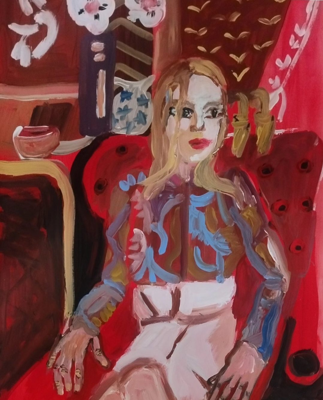 Femme blonde assise dans un fauteuil rouge capitonné, dans un intérieur aux motifs chargés. Peinture de Delphine Perlstein.