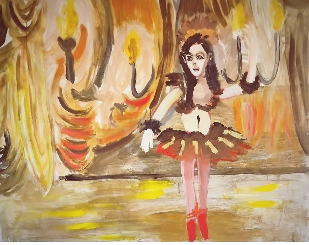 Danseuse en tutu seule sur une scène ocre, entourée de lustres allumés. Peinture de Delphine Perlstein.