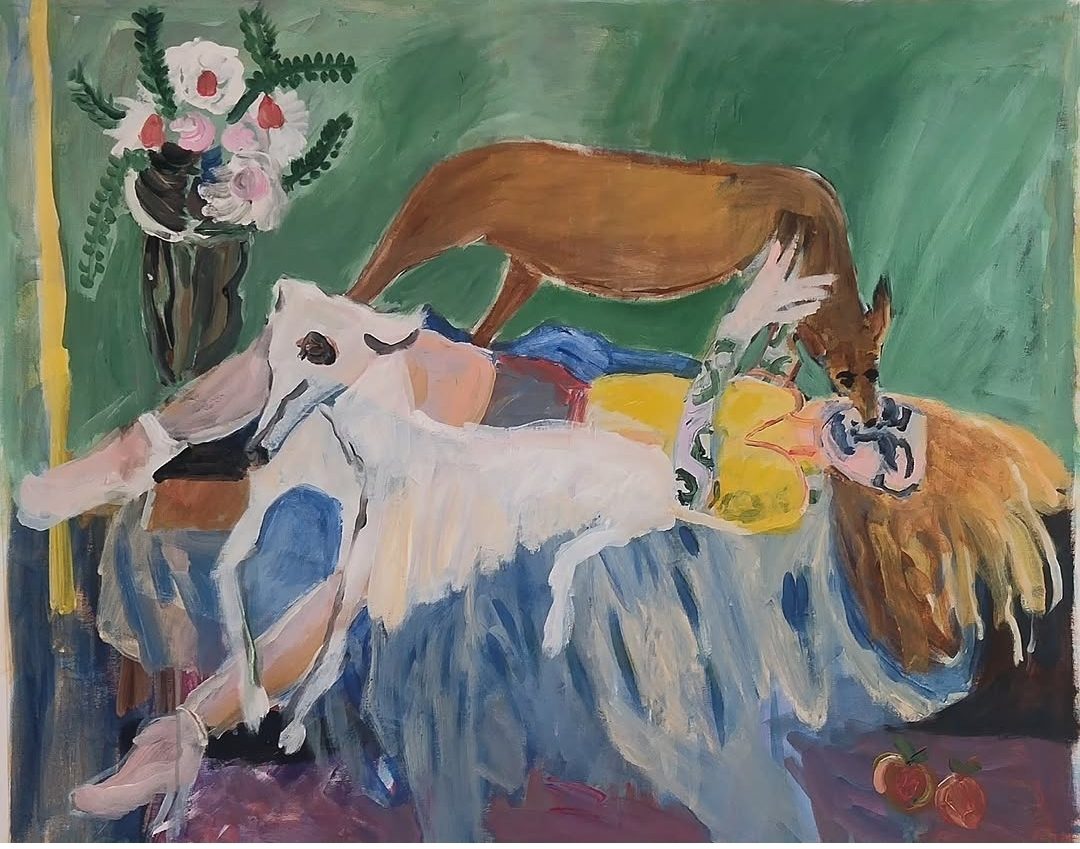 Chien blanc étendu près d'un bouquet, sur un fond vert profond. Peinture de Delphine Perlstein.