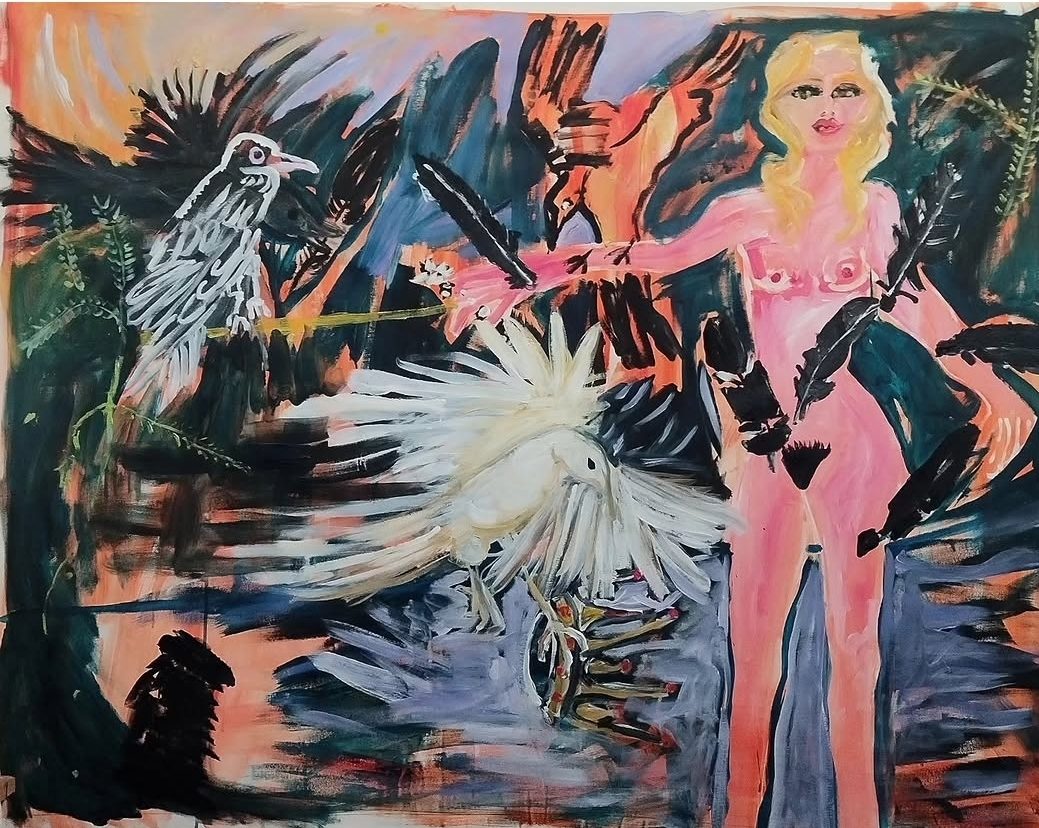 Femme en tenue noire et rose face à un grand corbeau blanc, dans un paysage nocturne. Peinture de Delphine Perlstein.