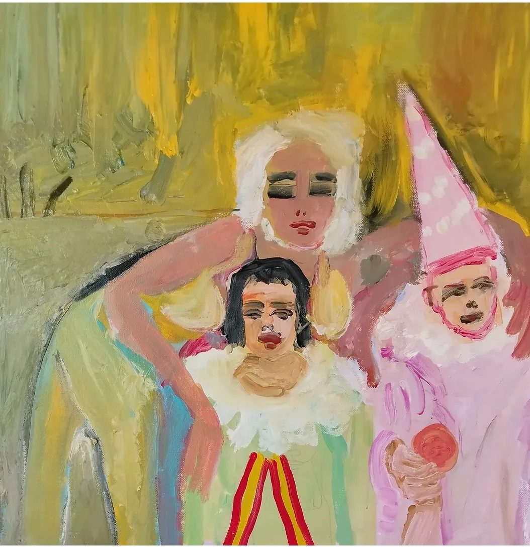 Trois figures costumées, chapeau pointu et collerettes de clown, sur fond jaune. Peinture de Delphine Perlstein.