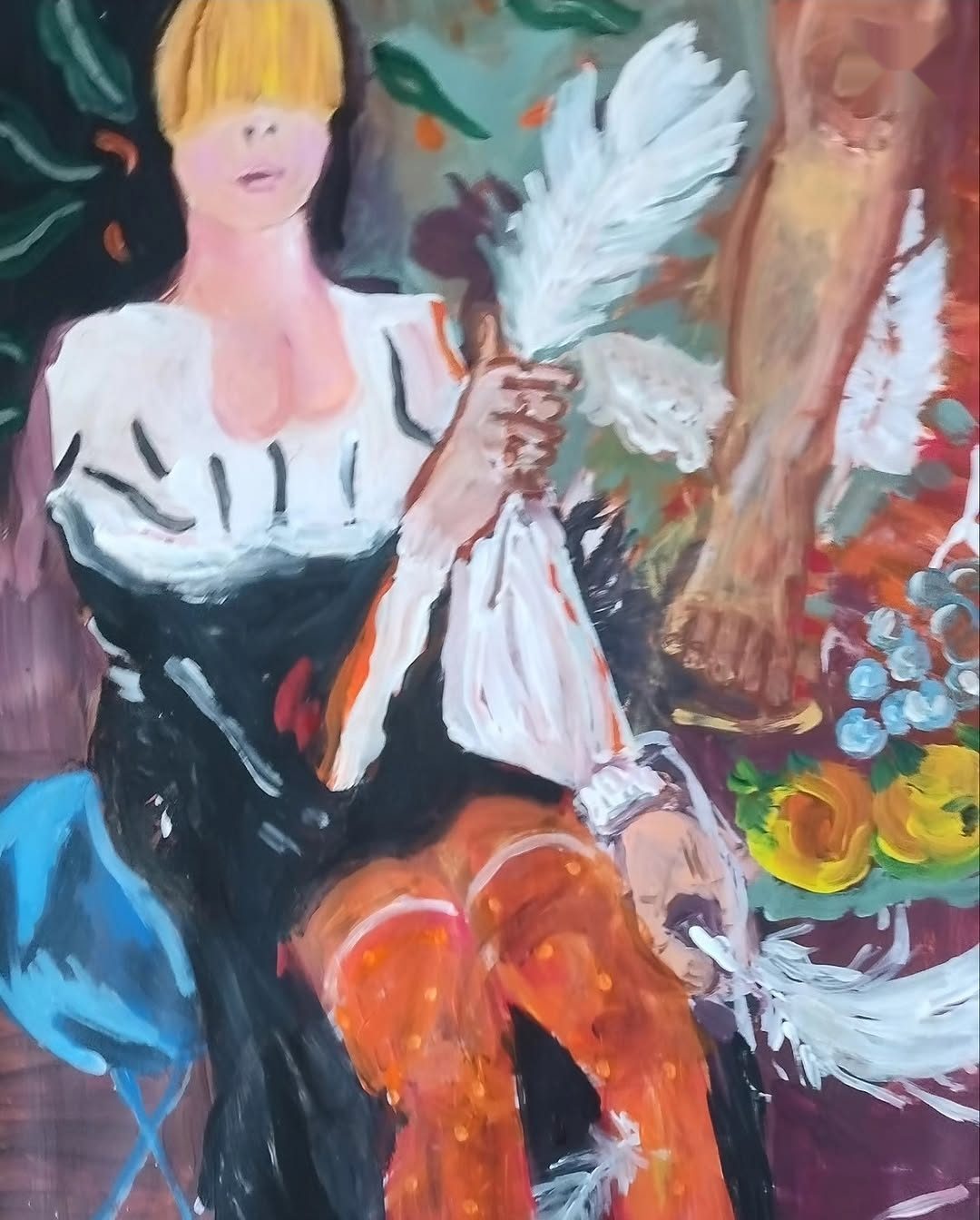 Femme en corsage noir et blanc tenant un bouquet de plumes blanches, près d'une corbeille de fruits. Peinture de Delphine Perlstein.