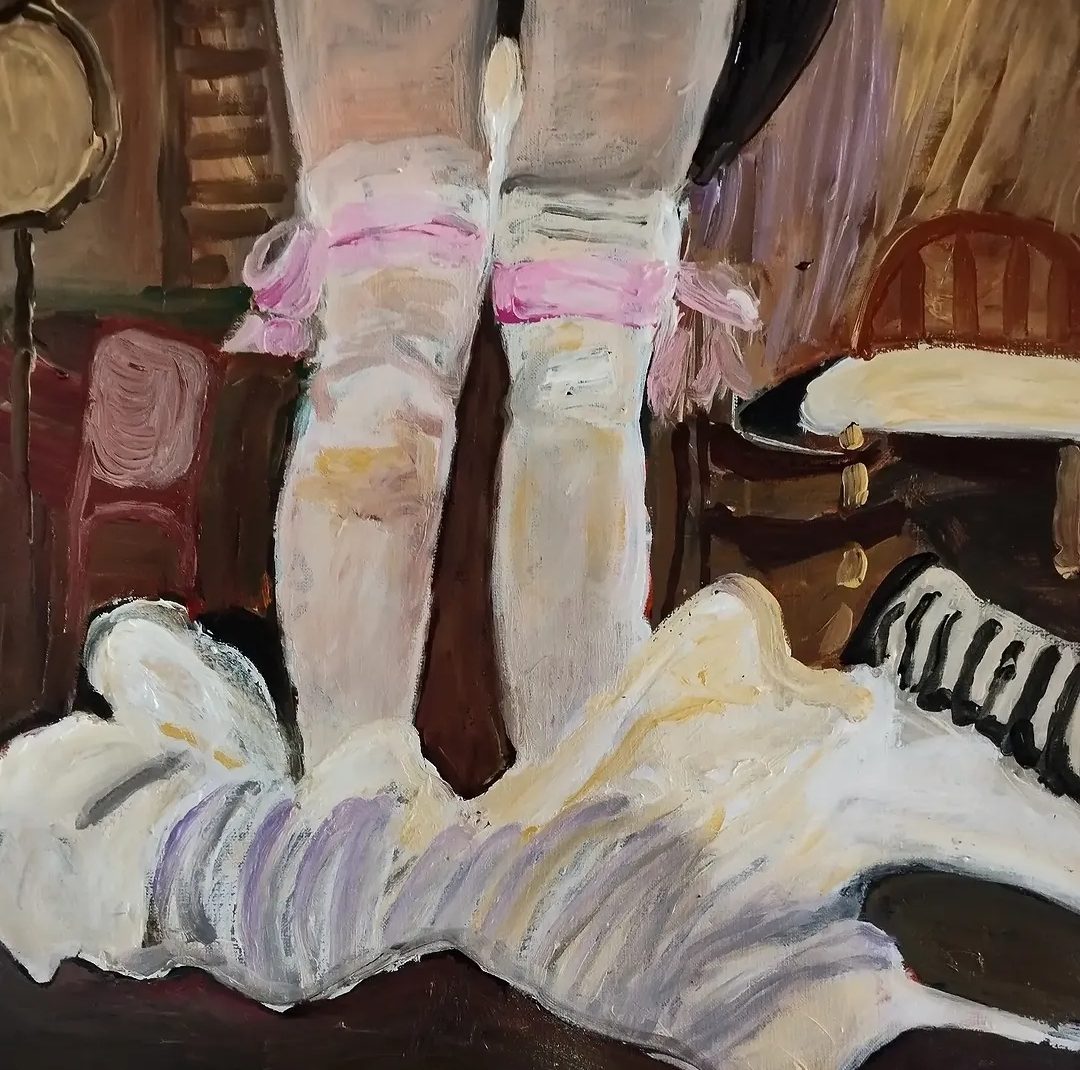 Jambes en bas blancs et rubans roses, dans un intérieur aux tons pâles. Peinture de Delphine Perlstein.